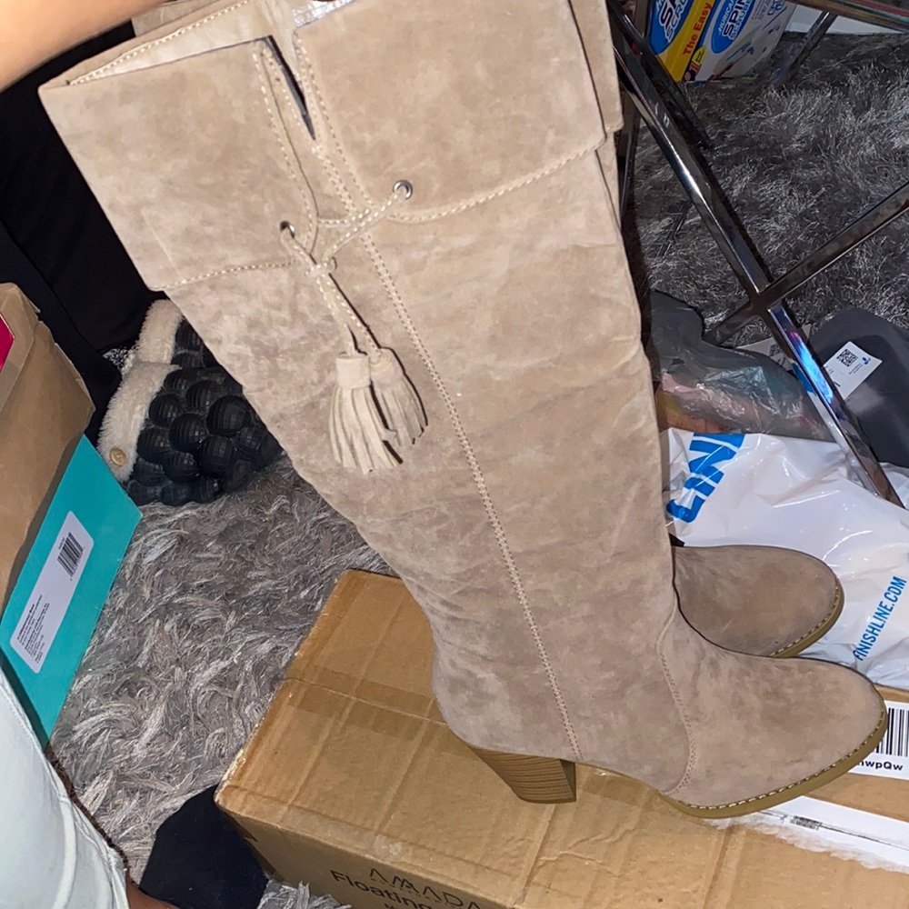 Heeled knee high boot with side tassel